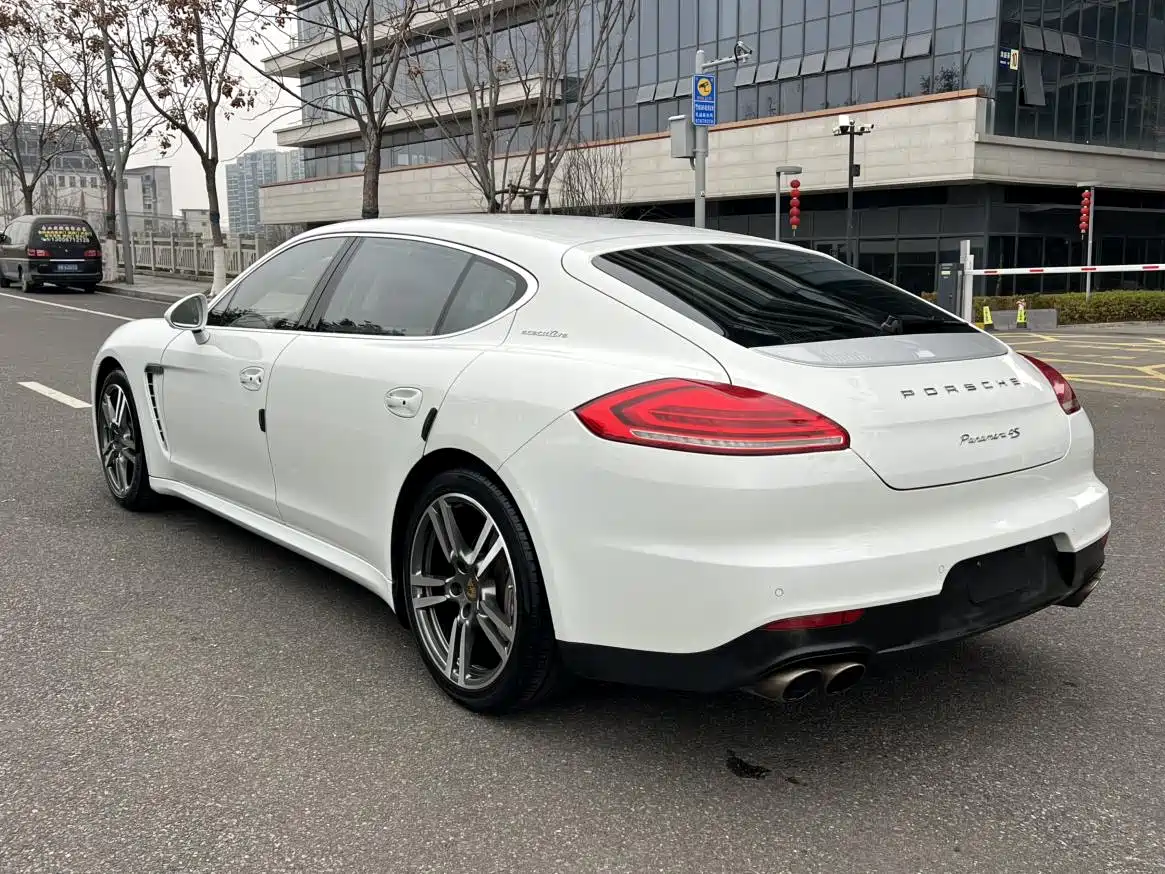 صورة 21 - Porsche Panamera