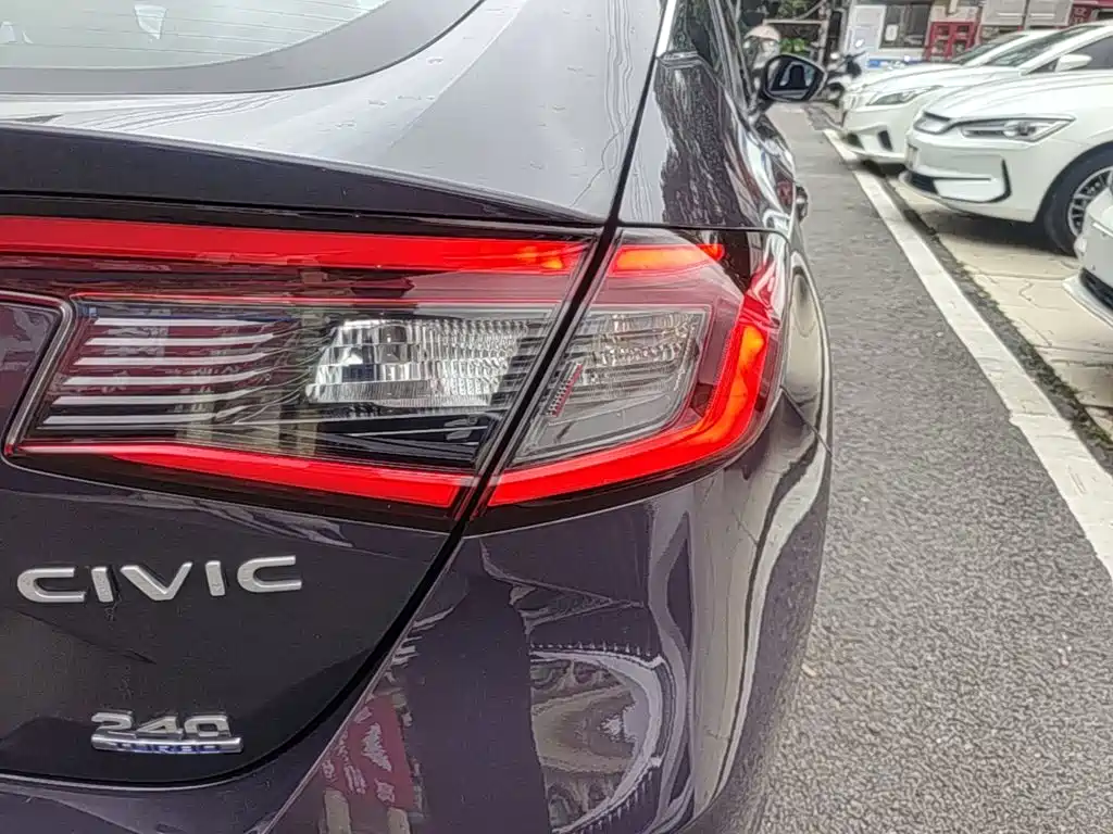 Фото 8 - Honda Civic