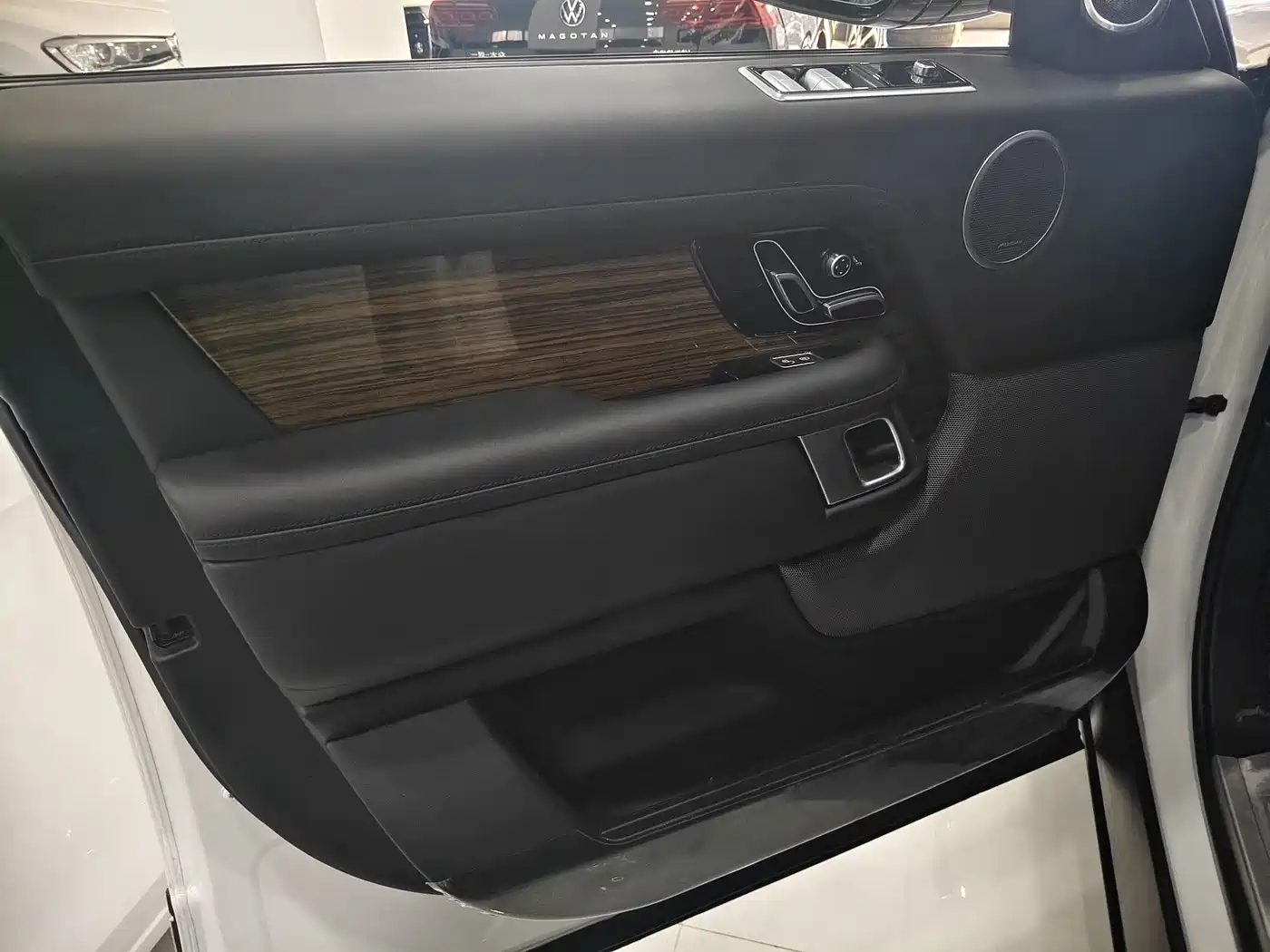 Land Rover Range Rover 2019 3.0 SC V6 Golden Age Edition фото 8