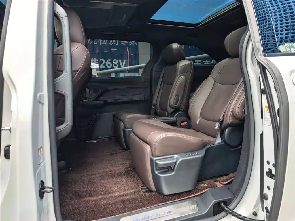 Toyota Sienna 2021 2.5L Hybrid Platinum Edition фото 8
