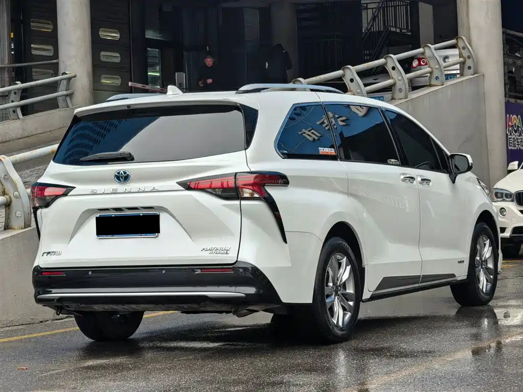 Toyota Sienna 2021 2.5L Hybrid Platinum Edition фото 5