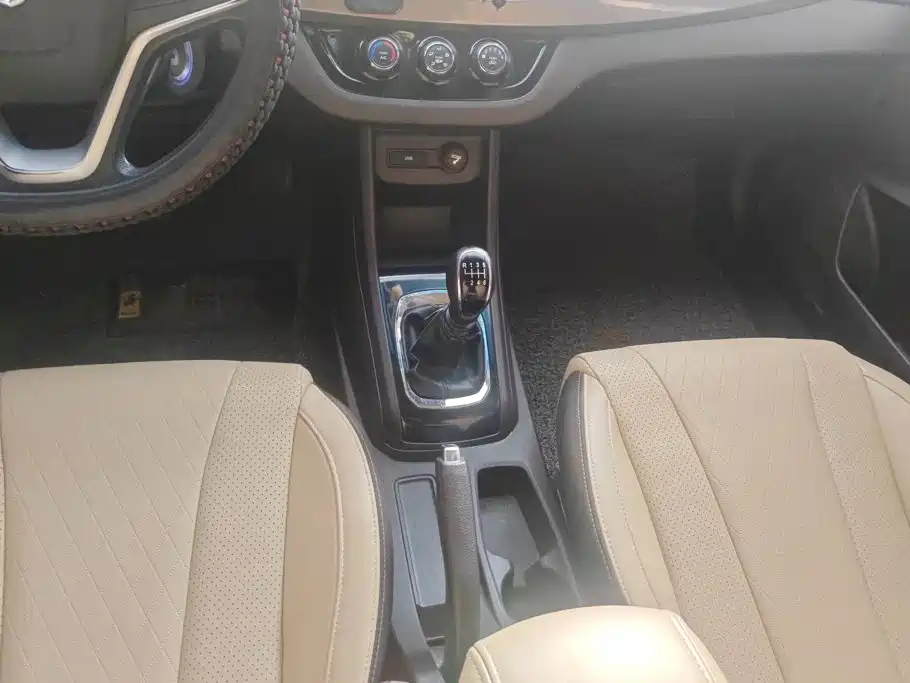 Baojun 310W 2018 2017 1.5L Manual Fashion Edition (China V)