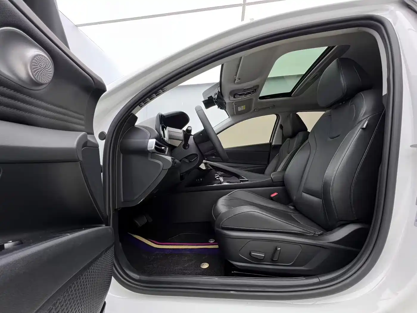 Hyundai Elantra 2022 1.5L CVT LUX Premium Edition фото 11