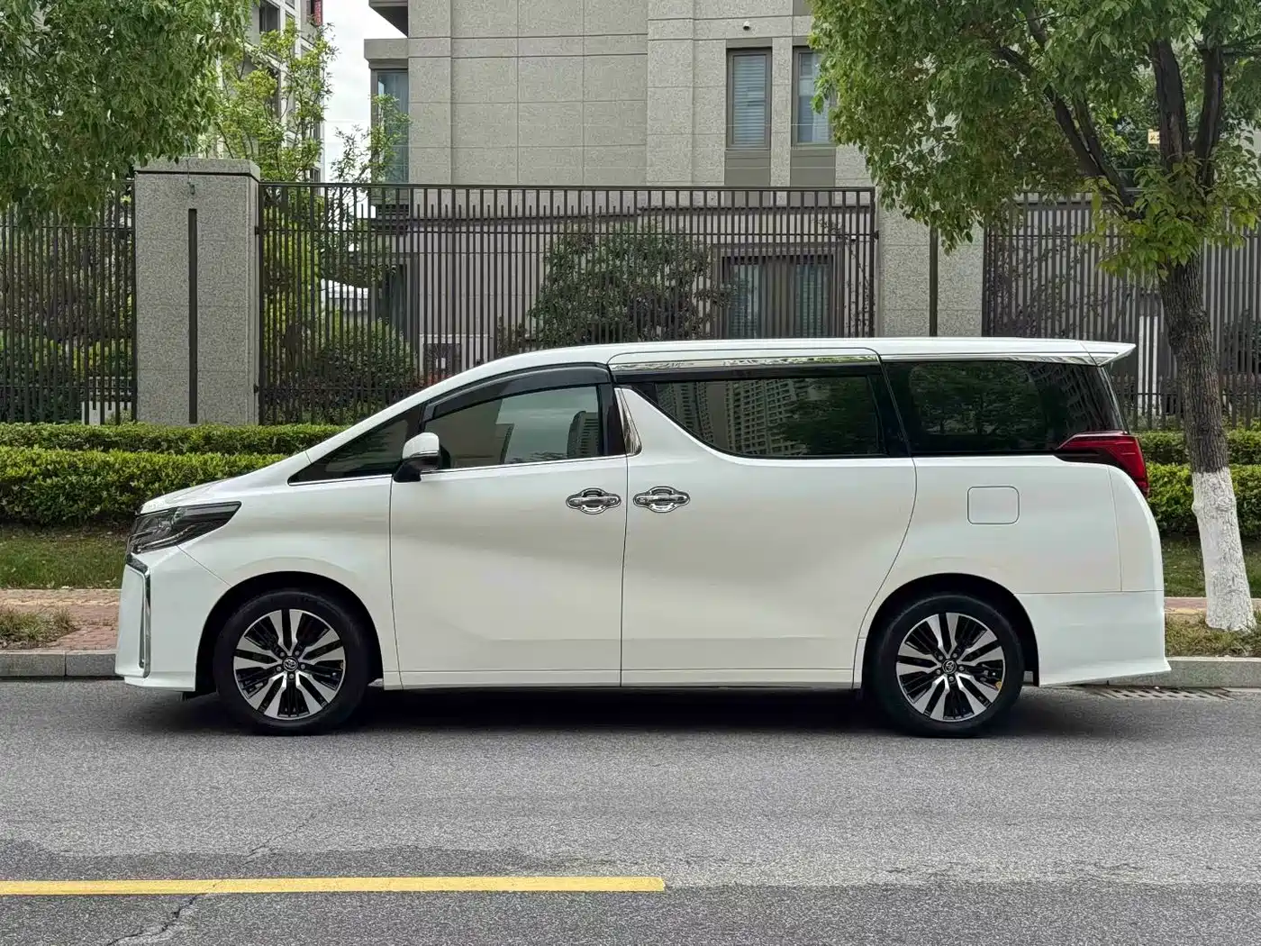 Toyota Alphard 2018 Facelift 3.5L Premium Edition фото 13