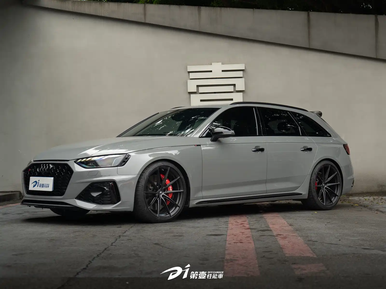 Photo 1 - Audi RS 4