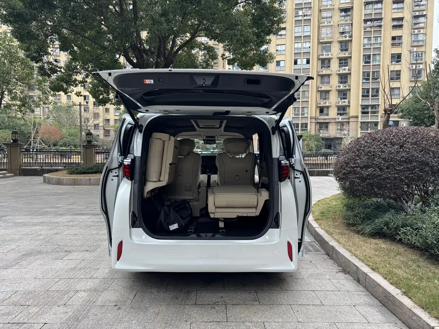Toyota Alphard 2024 Hybrid 2.5L Ultimate Enjoyment Edition фото 15