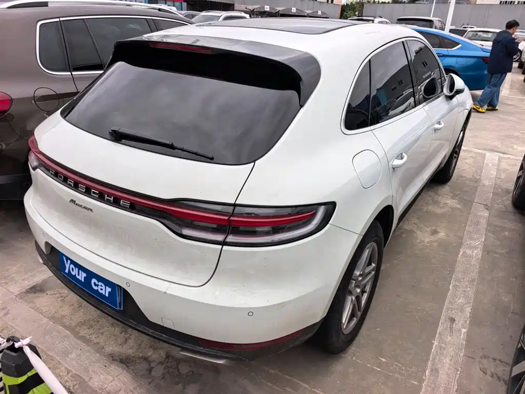 PORSCHE MACAN