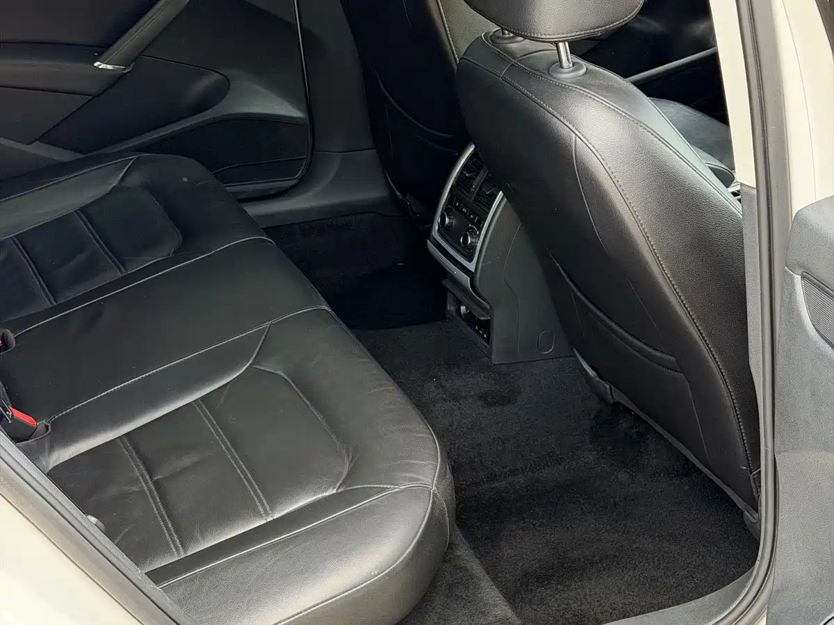 Photo 21 - Volkswagen Passat