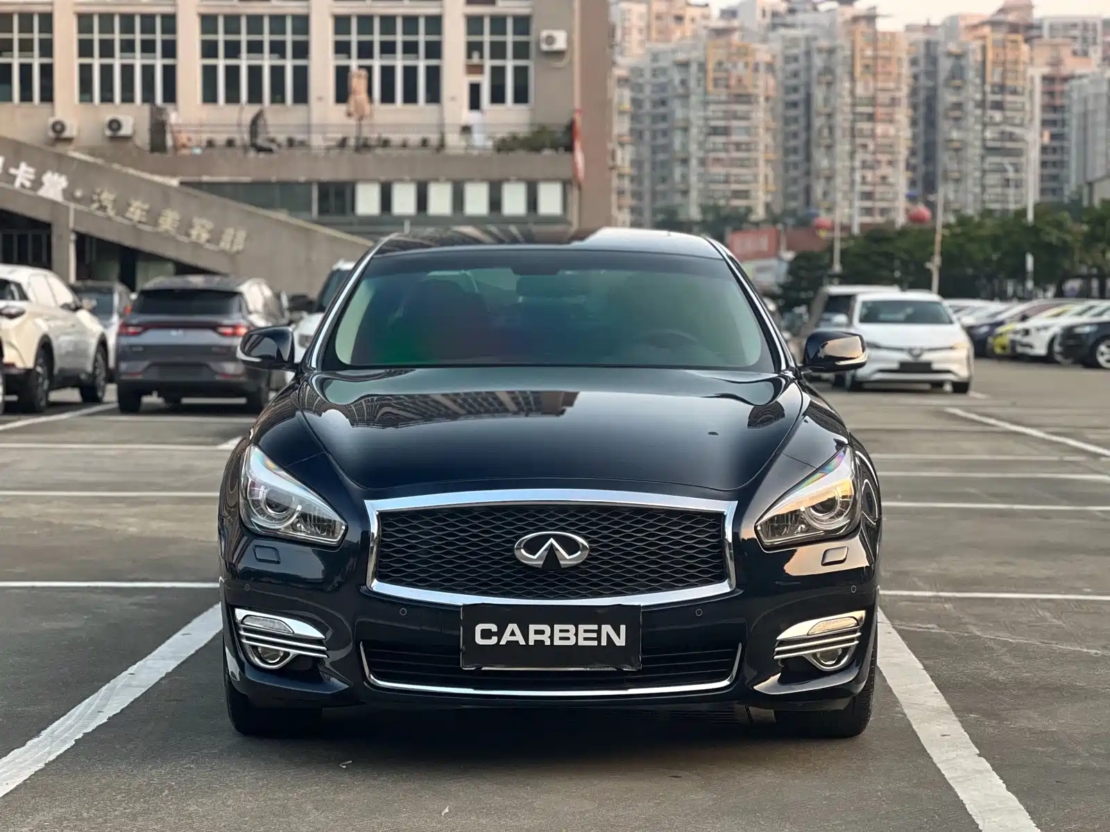 Photo 2 - Infiniti Q70