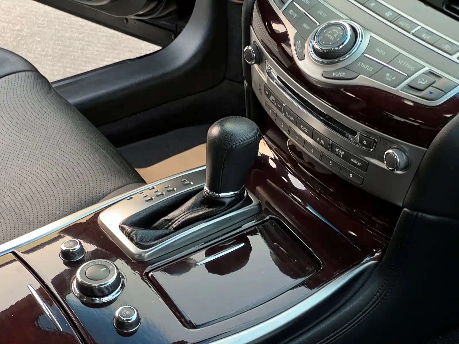 Photo 7 - Infiniti Q70