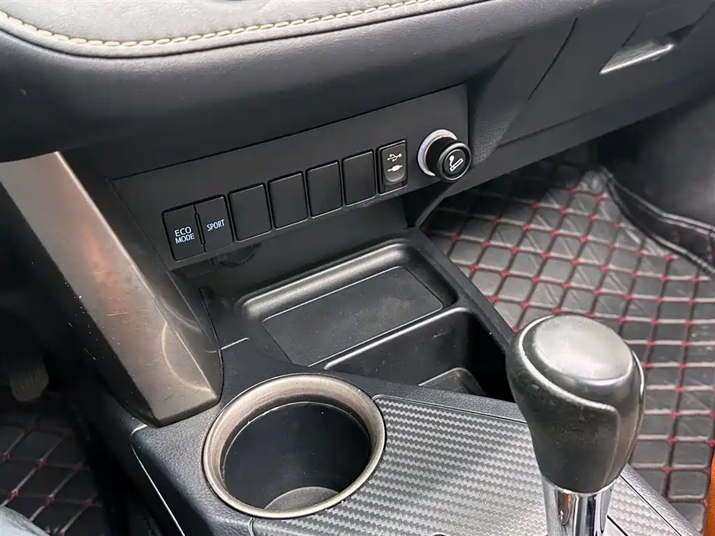 Toyota RAV4 Rongfang 2015 2.0L CVT 2WD Trend Edition фото 16