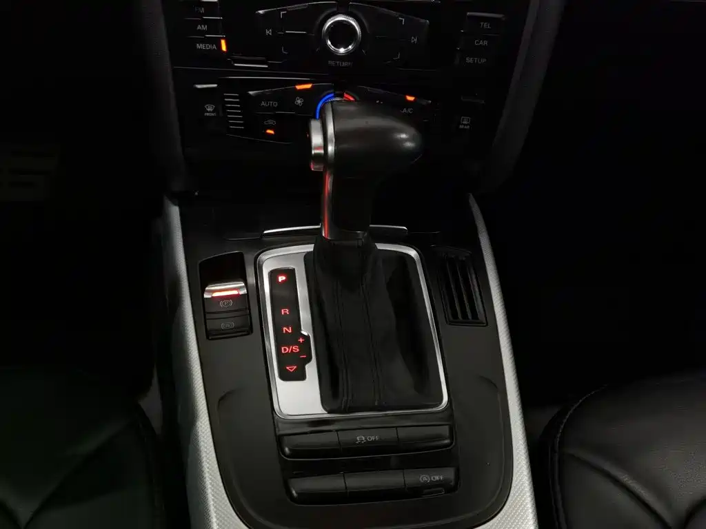 Фото 13 - Audi A4L
