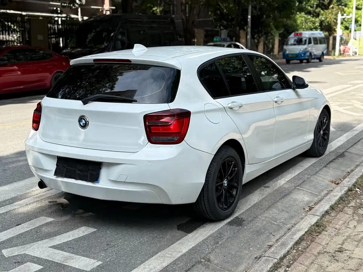 Photo 10 - BMW 1 Series (Import)