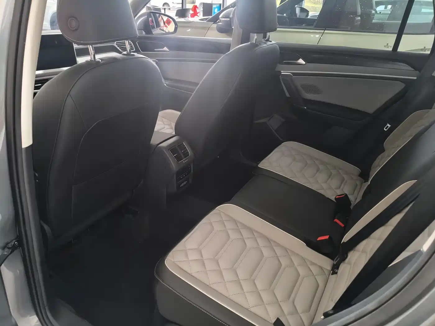 Volkswagen Tayron 2024 300TSI 2WD Luxury Plus Advanced фото 3
