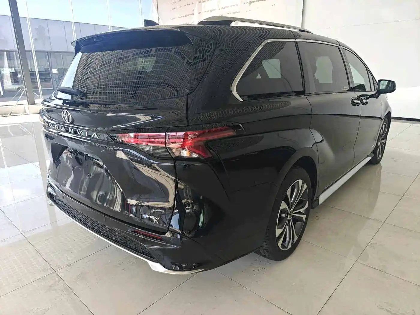Toyota Granvia 2024 2.5L Hybrid Premium PLUS фото 4