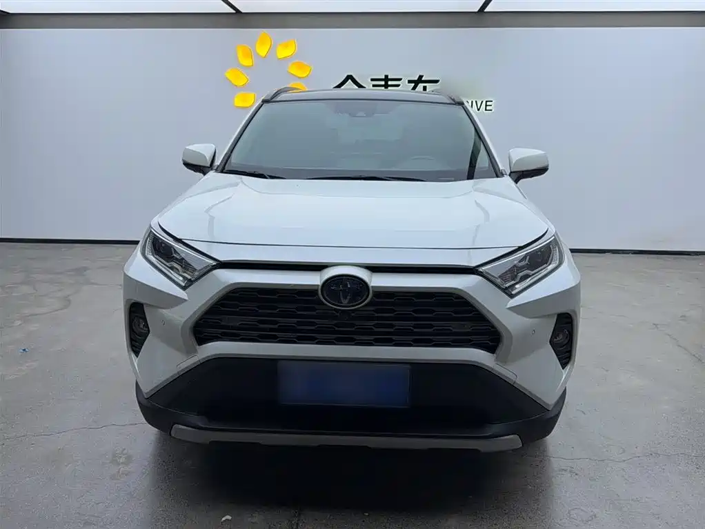 Toyota RAV4 Rongfang 2020 Hybrid 2.5L E-CVT AWD Flagship Edition фото 10
