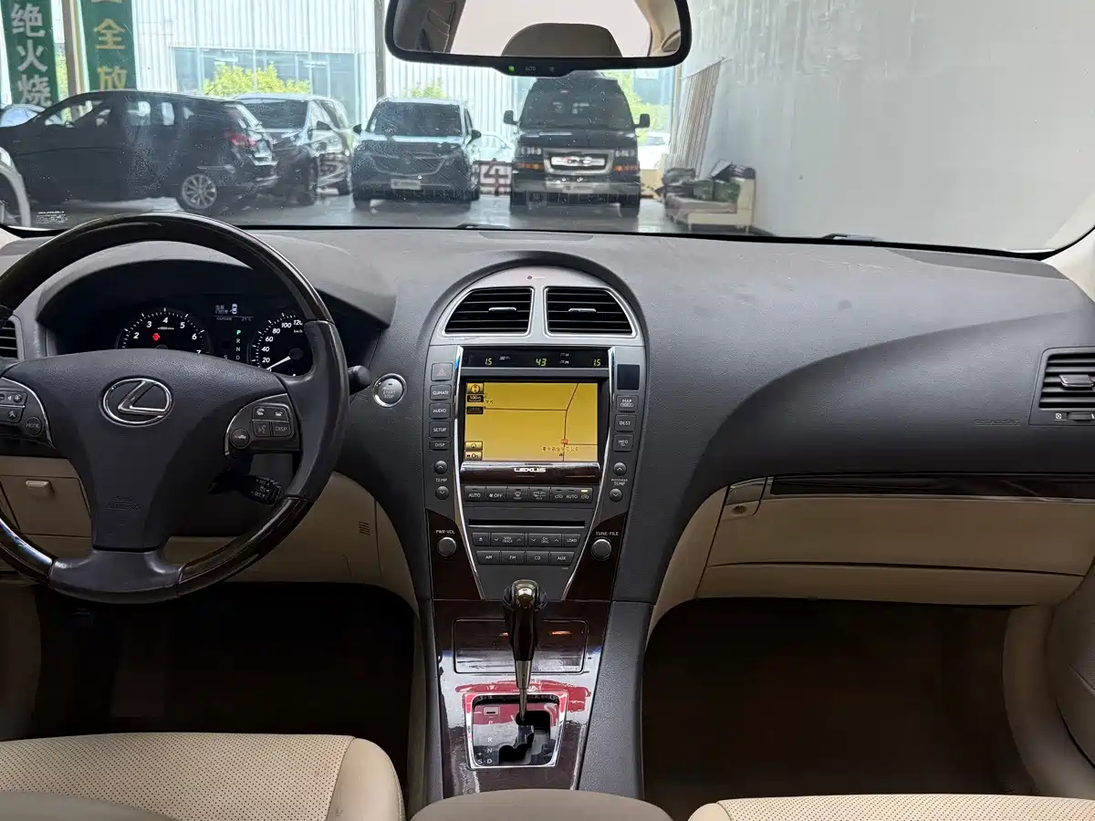 Фото 22 - Lexus ES