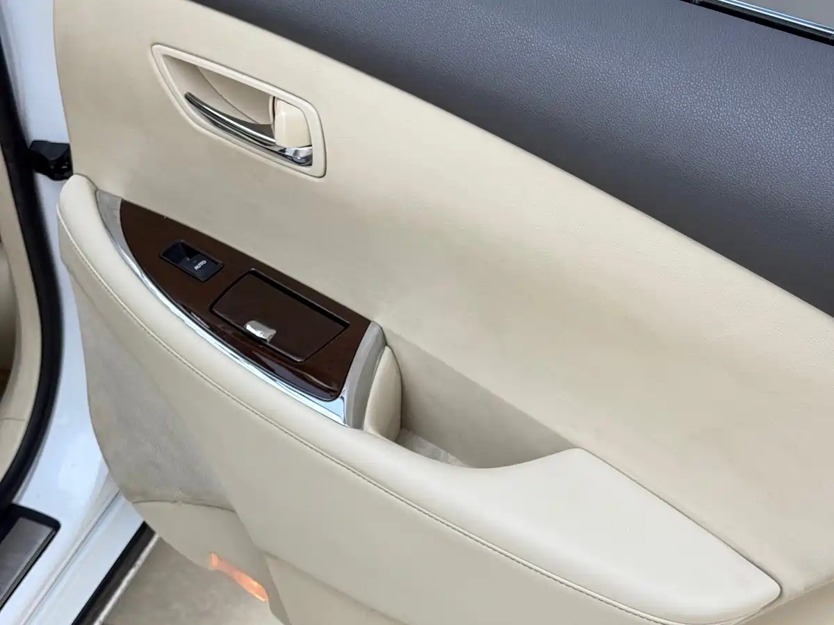 Фото 26 - Lexus ES