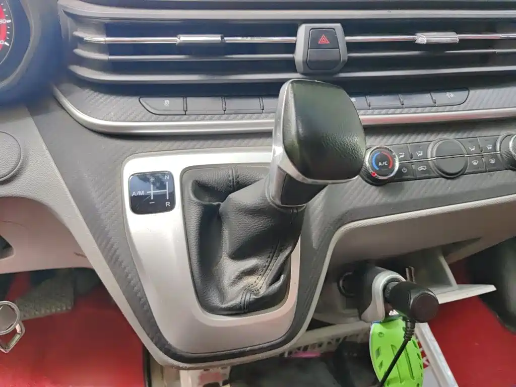 SAIC Maxus Xintu V90 2021 2020 2.0T AMT YunJie Edition FWD Single Rear Tire Short Wheelbase Medium Roof 6-seater