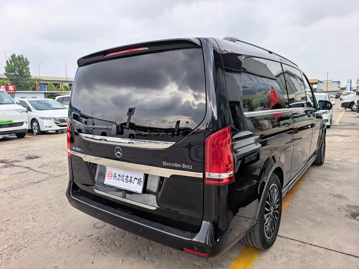 Mercedes-Benz V-Class 2018 V 260 L Premium Long Wheelbase Edition China VI фото 3