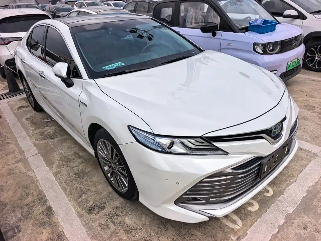 Фото 3 - Toyota Camry