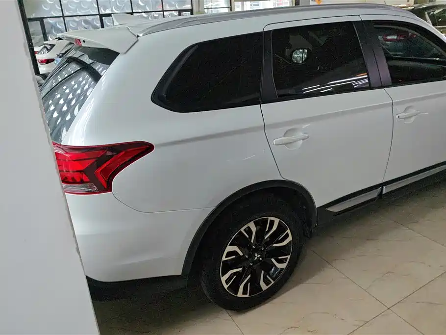 MITSUBISHI OUTLANDER