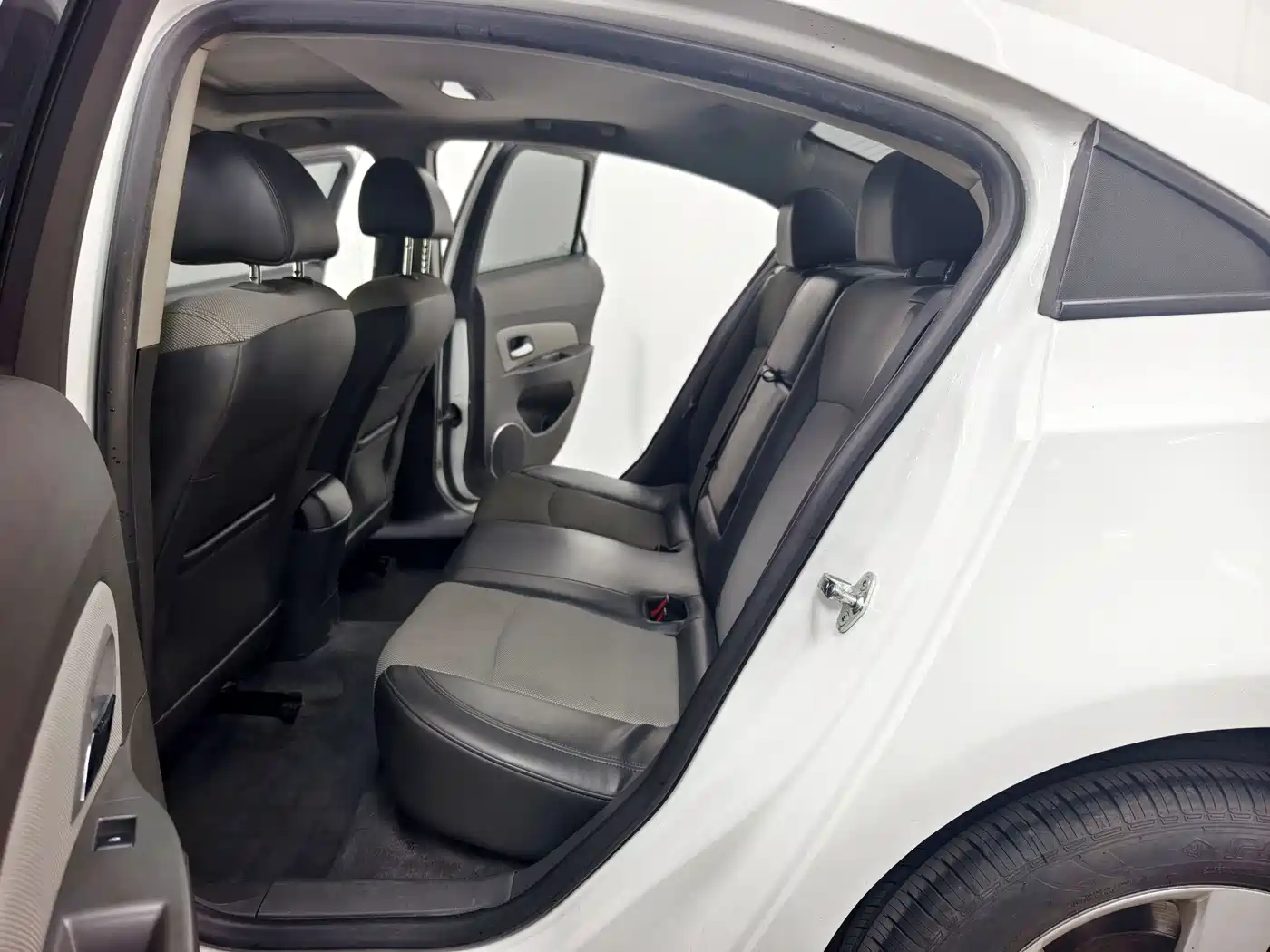 Photo 13 - Chevrolet Cruze