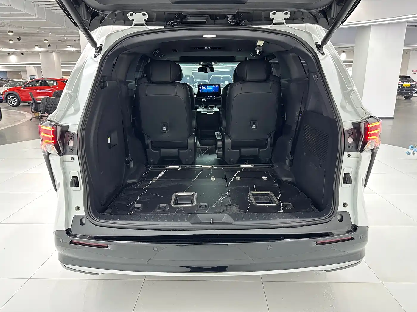 Toyota Sienna 2021 2.5L Hybrid Premium Edition фото 12
