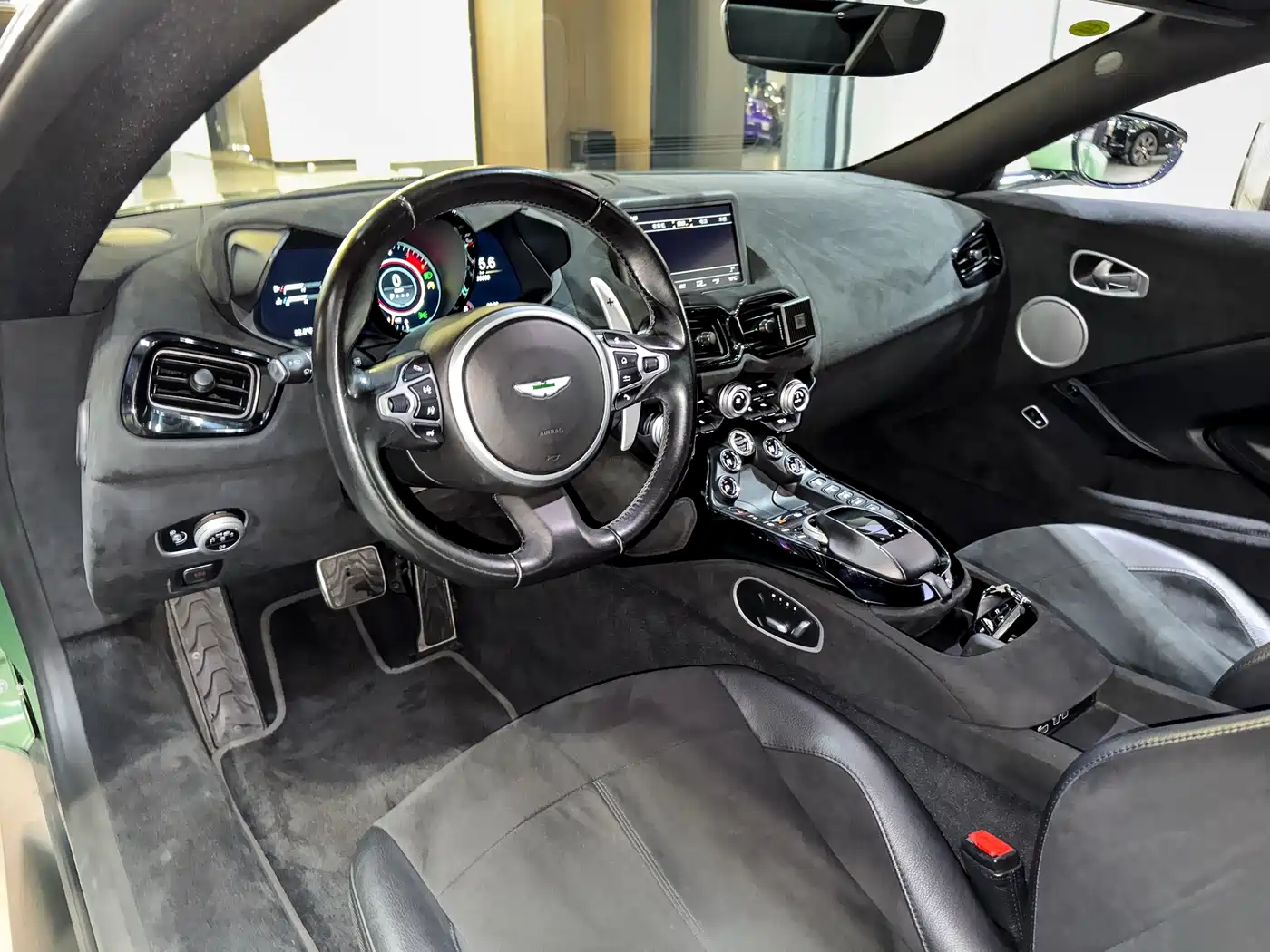 Aston Martin V8 Vantage 2018 4.0T V8 Coupe фото 7