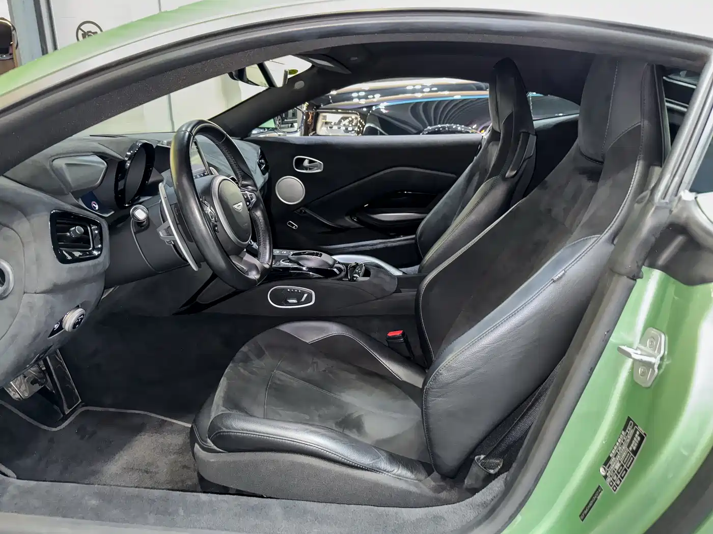 Aston Martin V8 Vantage 2018 4.0T V8 Coupe фото 14