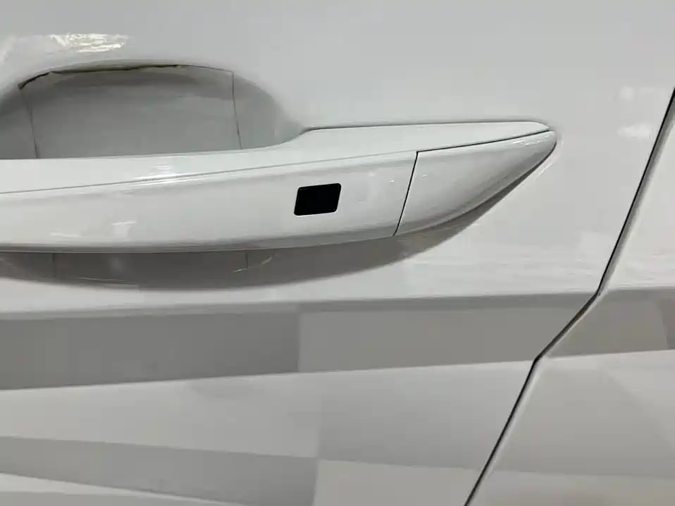Hyundai Elantra 2022 1.5L CVT LUX Premium Edition фото 9