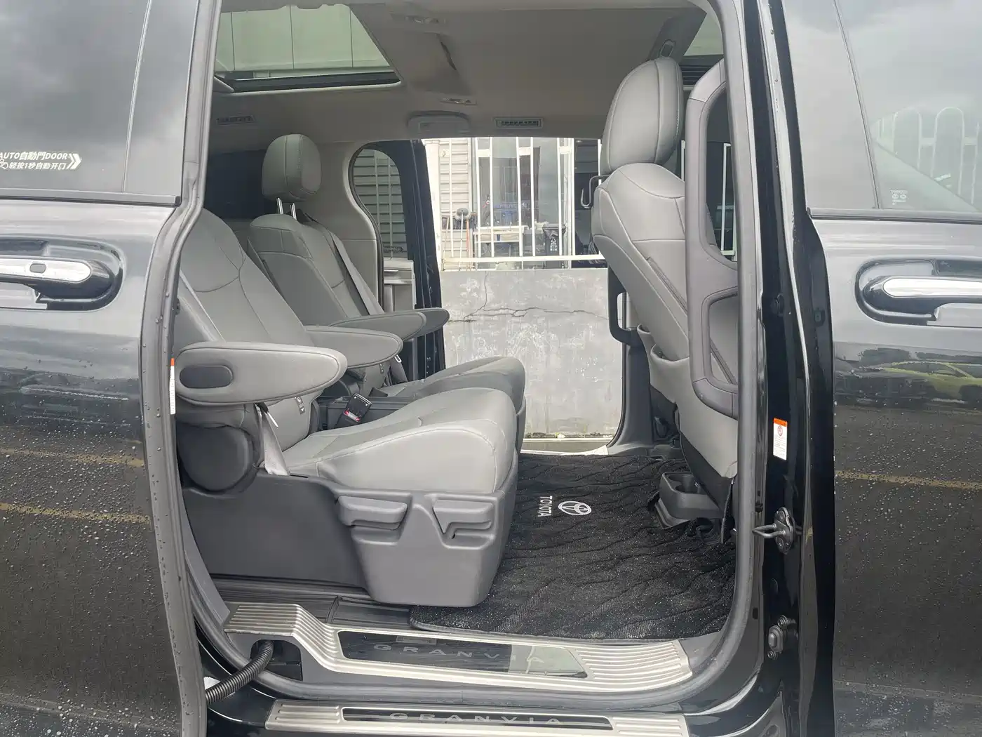 Toyota Granvia 2024 2023 2.5L Hybrid Luxury Edition