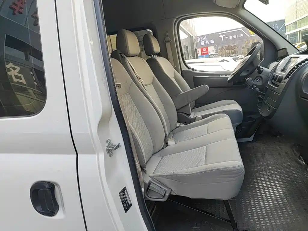 Maxus Xintu V80 2017 2017 2.5T 6-speed manual Aoyun Tong China V short wheelbase medium roof 5/6/10 seats