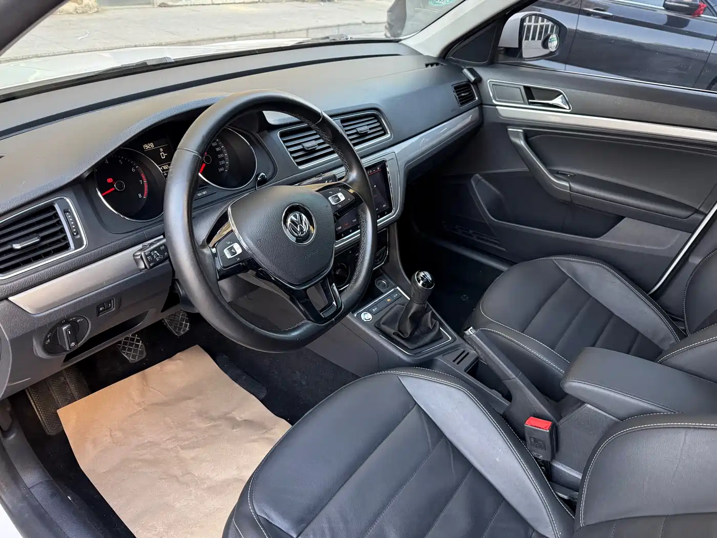 Volkswagen Lavida 2017 1.6L Manual Comfort Edition фото 8