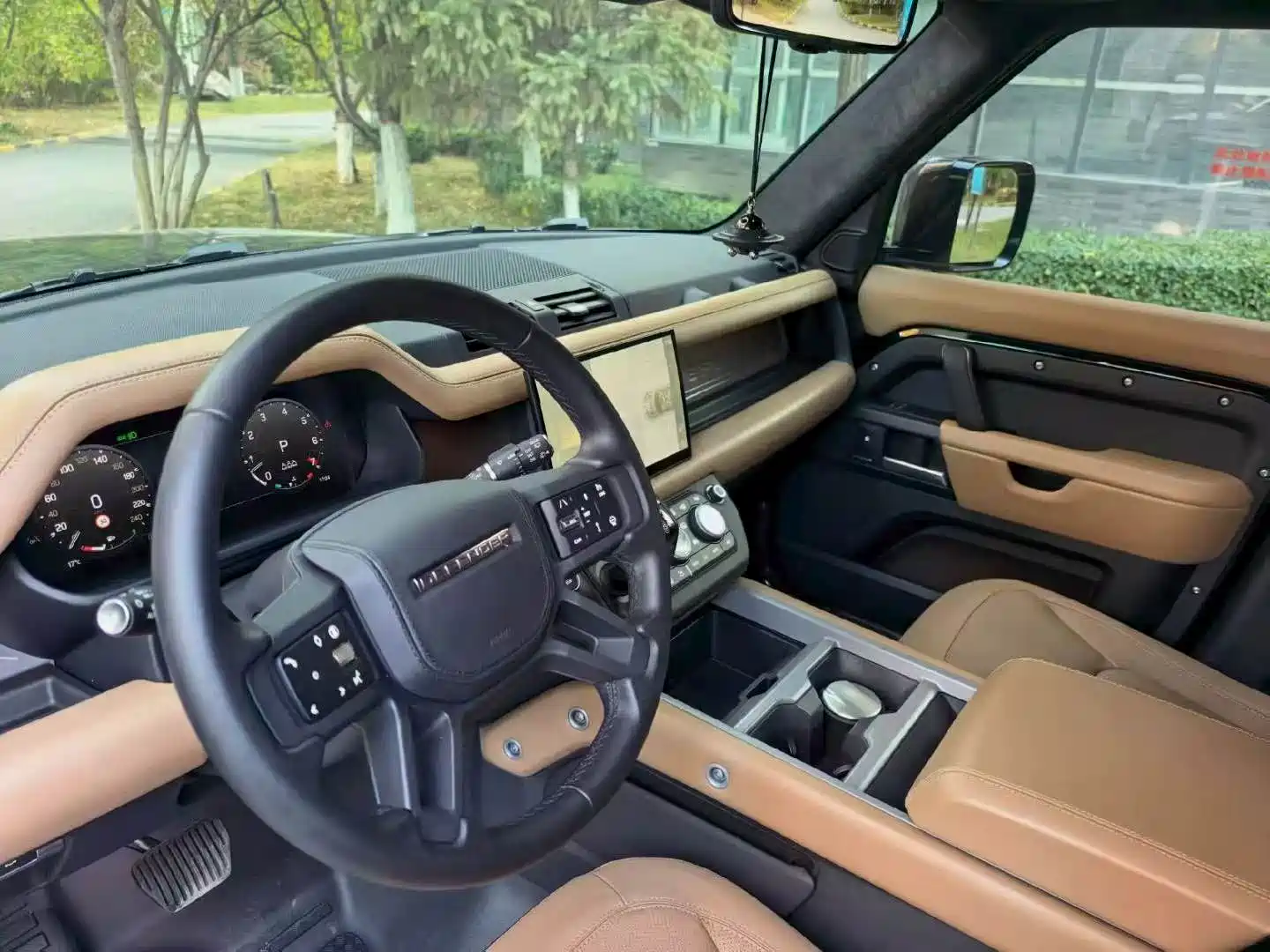 Photo 7 - Land Rover Defender