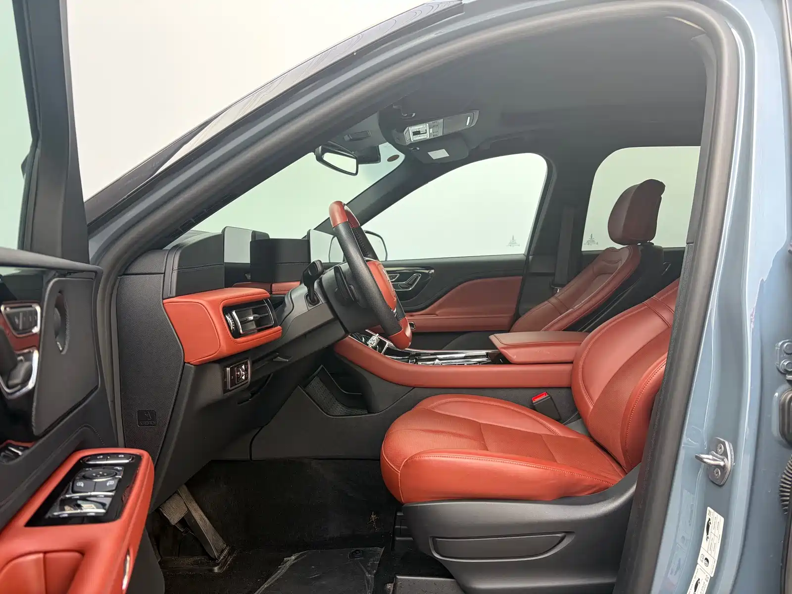 Photo 12 - Lincoln Aviator