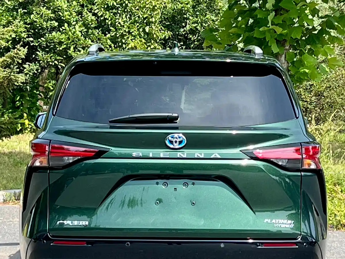 Toyota Sienna 2023 2.5L Hybrid Platinum Edition фото 5
