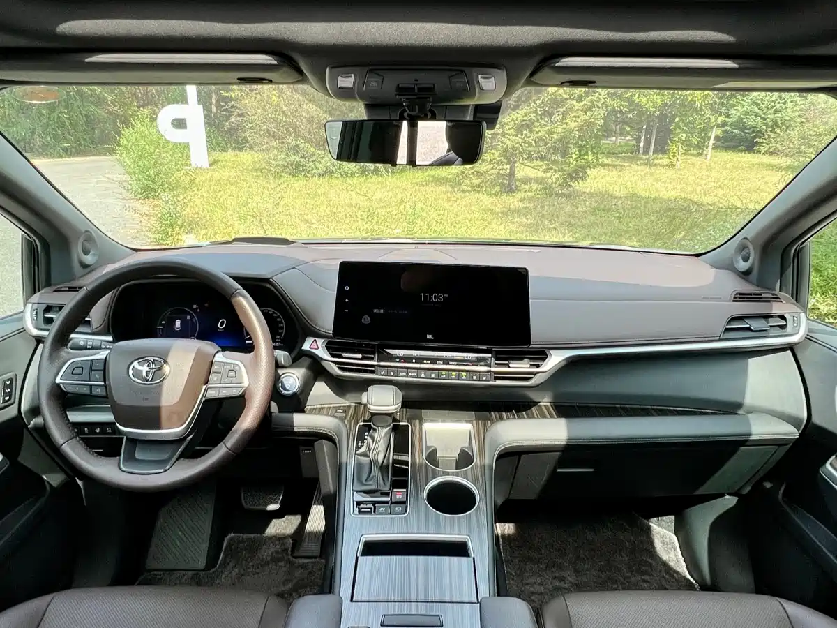 Toyota Sienna 2023 2.5L Hybrid Platinum Edition фото 9
