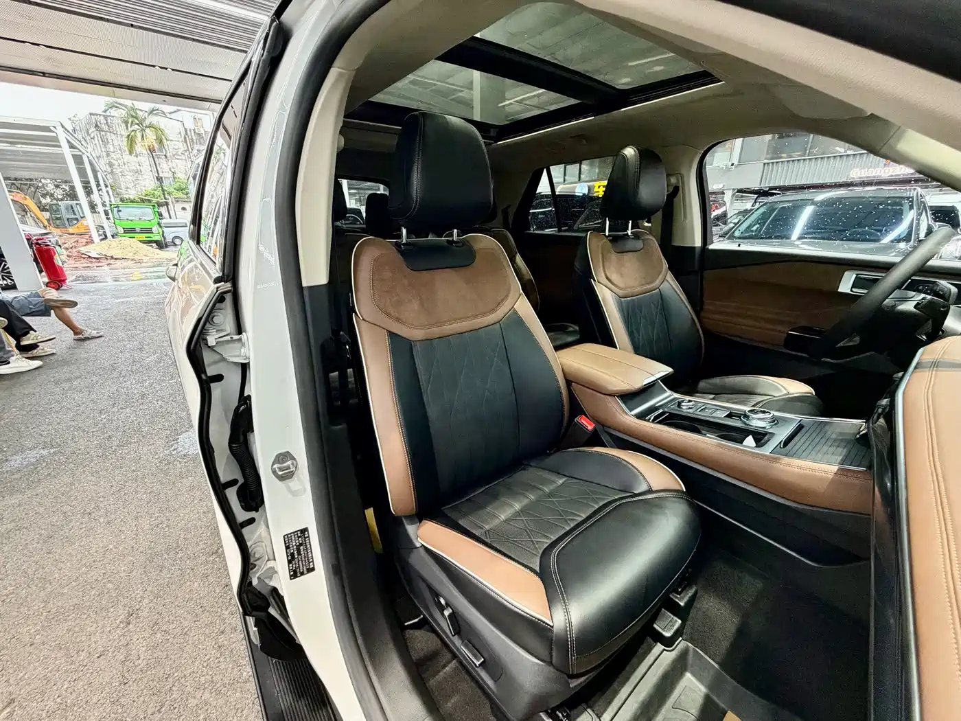 Photo 11 - Ford Explorer