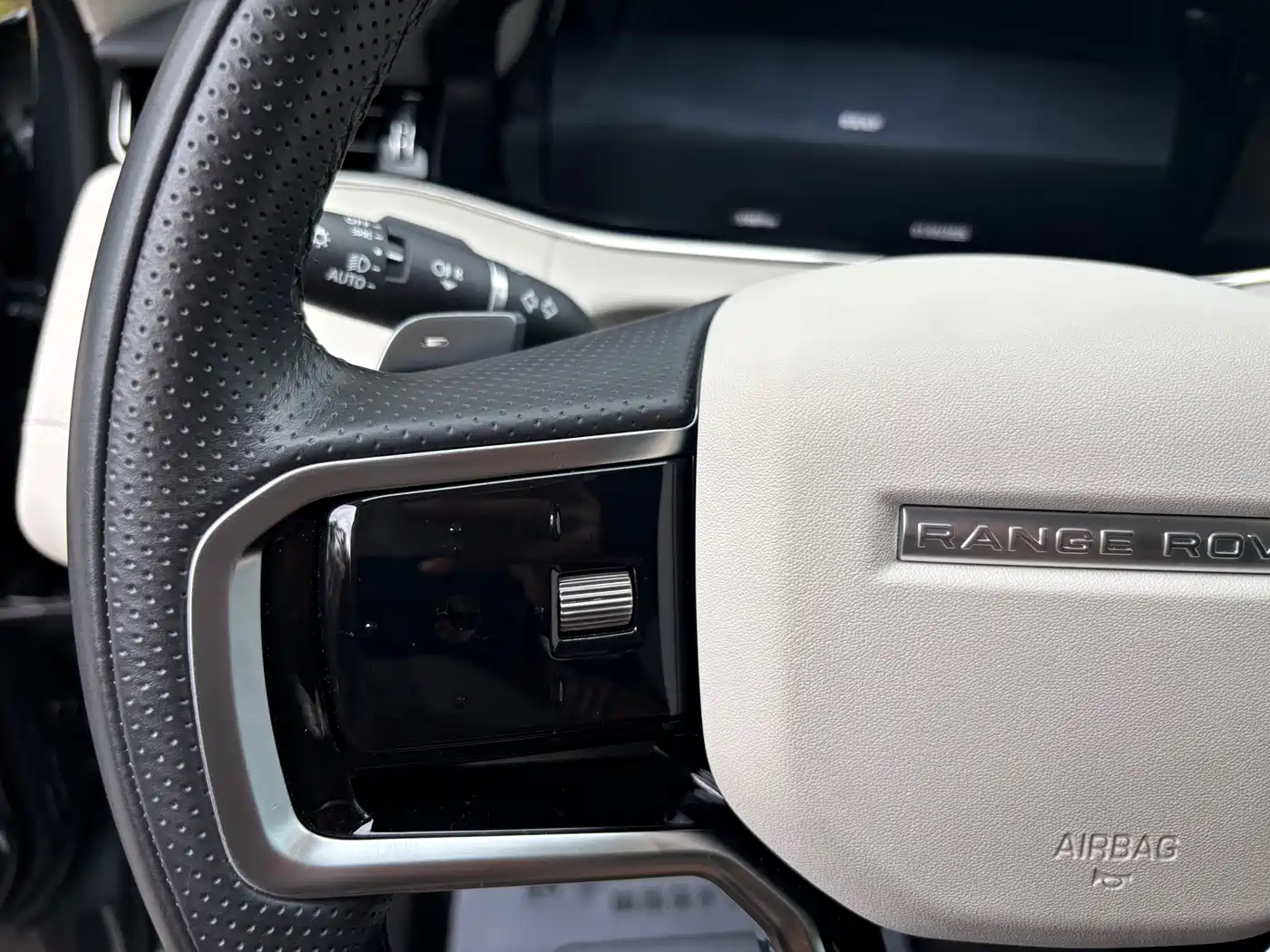 Land Rover Range Rover Evoque 2023 Range Rover Evoque L 249PS Luxury Edition фото 14