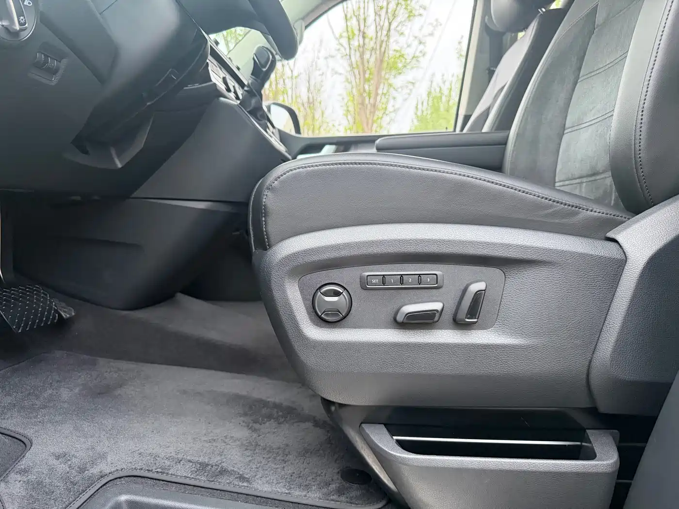 Volkswagen Multivan 2018 2.0TSI 4WD Explorer Edition 7-Seater фото 15