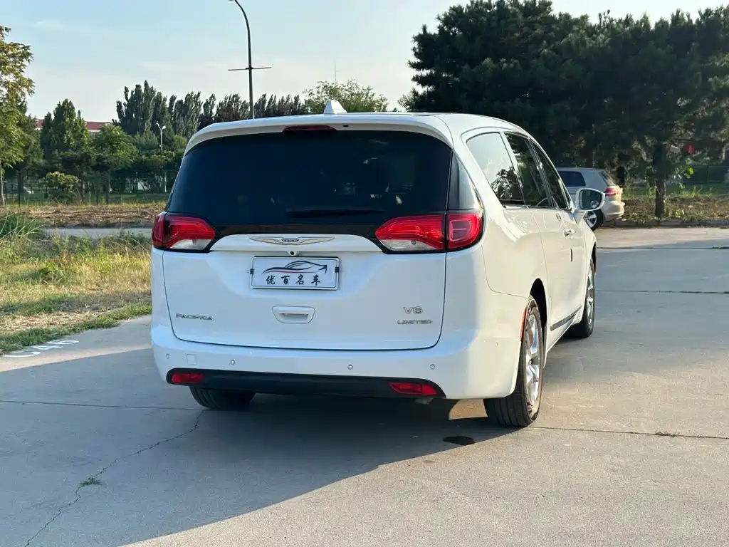 Chrysler Grand Voyager (Import) 2019 2017 3.6L Premium Edition