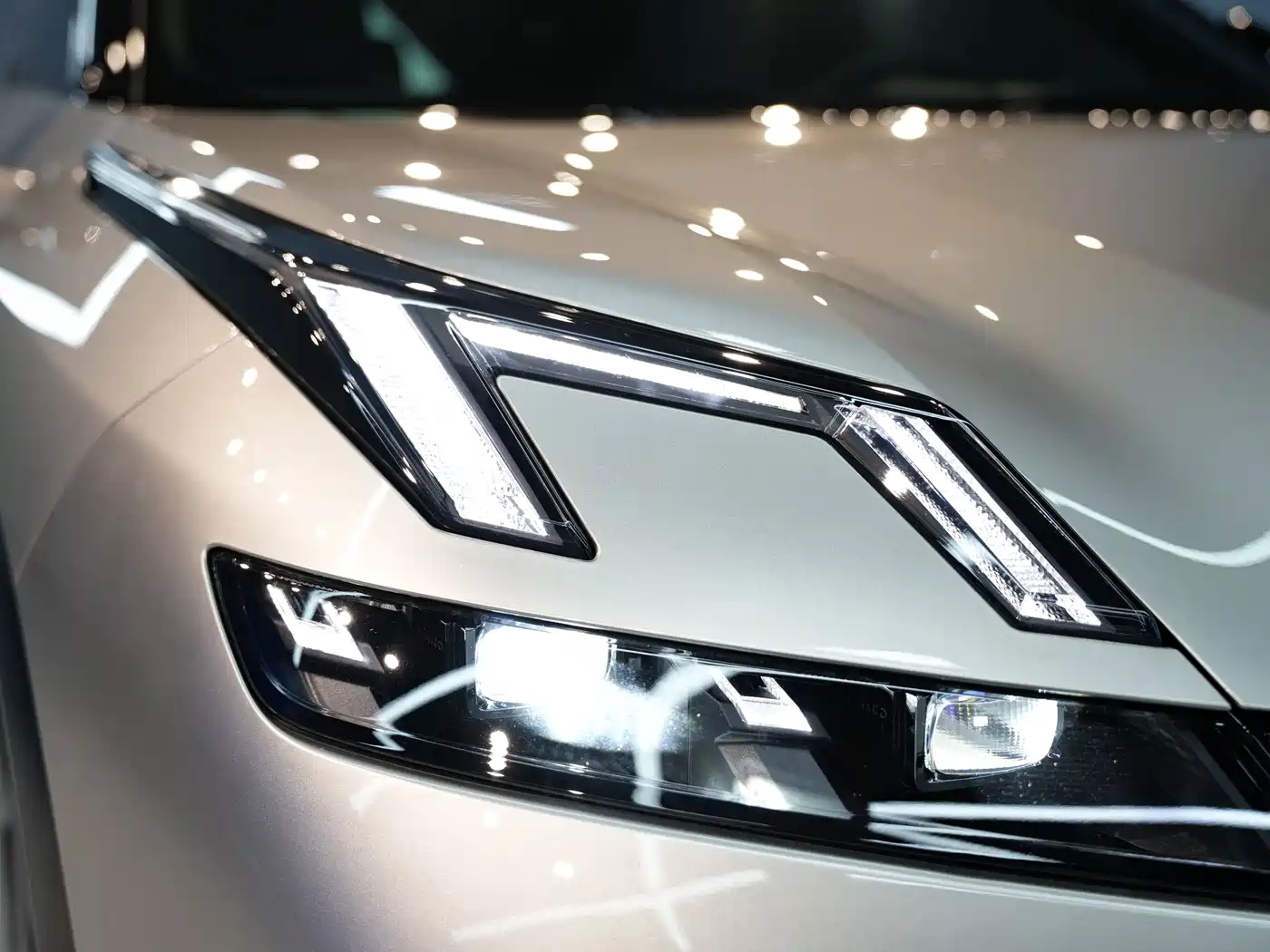 Lynk & Co 08 EM-P 2023 220km 4WD Performance Halo фото 26