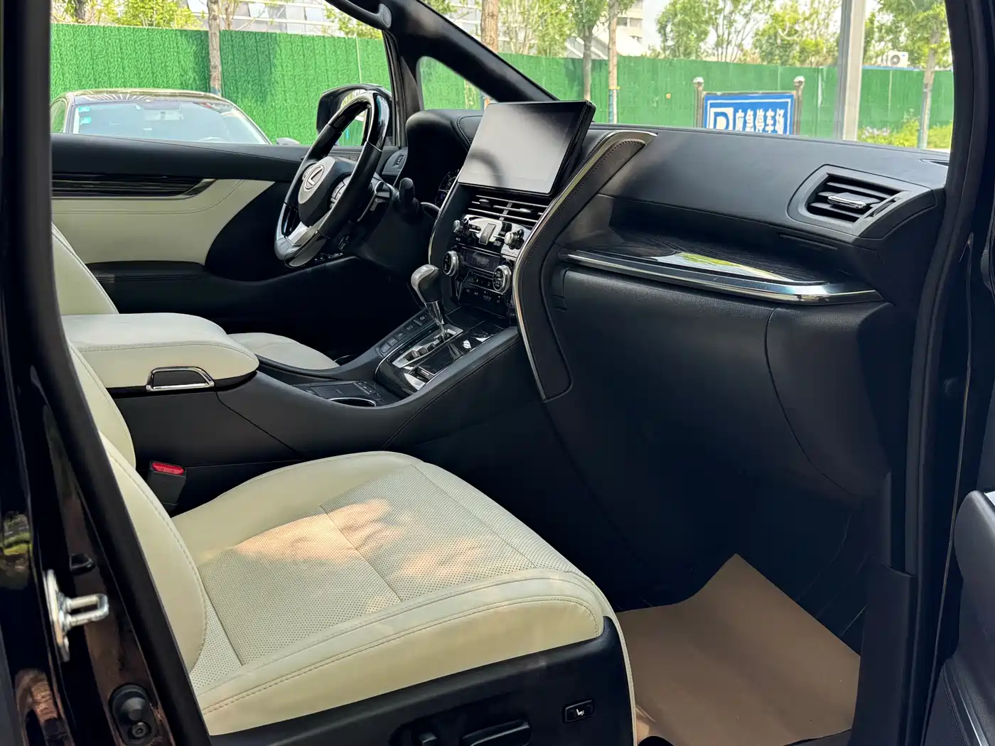 Lexus LM 2020 300h Seven-Seater Elegance Edition фото 12