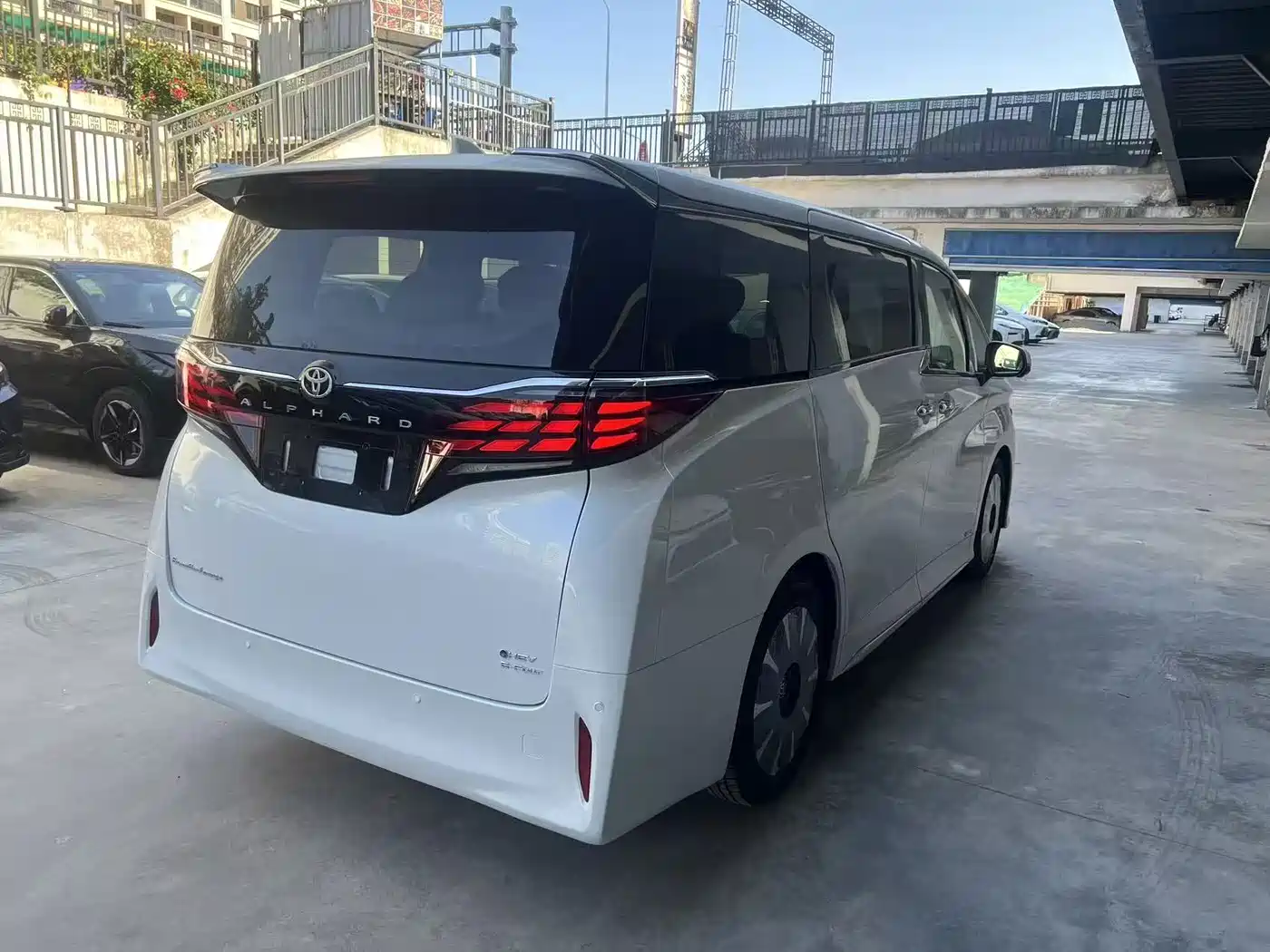 Toyota Alphard 2024 Hybrid 2.5L Ultimate Enjoyment Edition фото 2