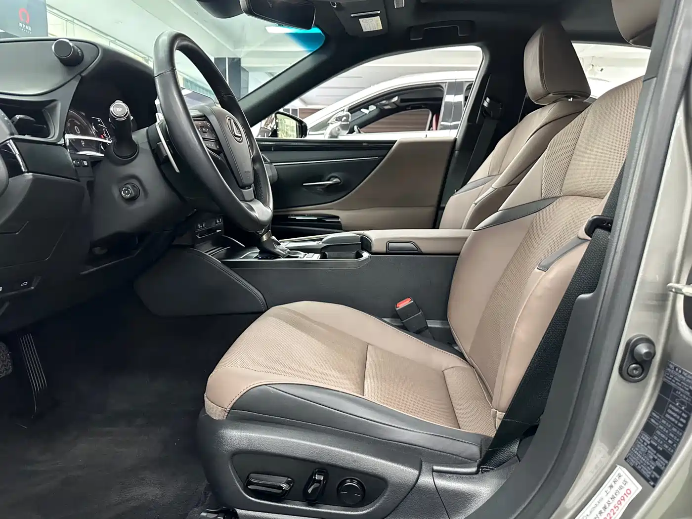 Lexus ES 2021 300h Luxury Edition фото 10