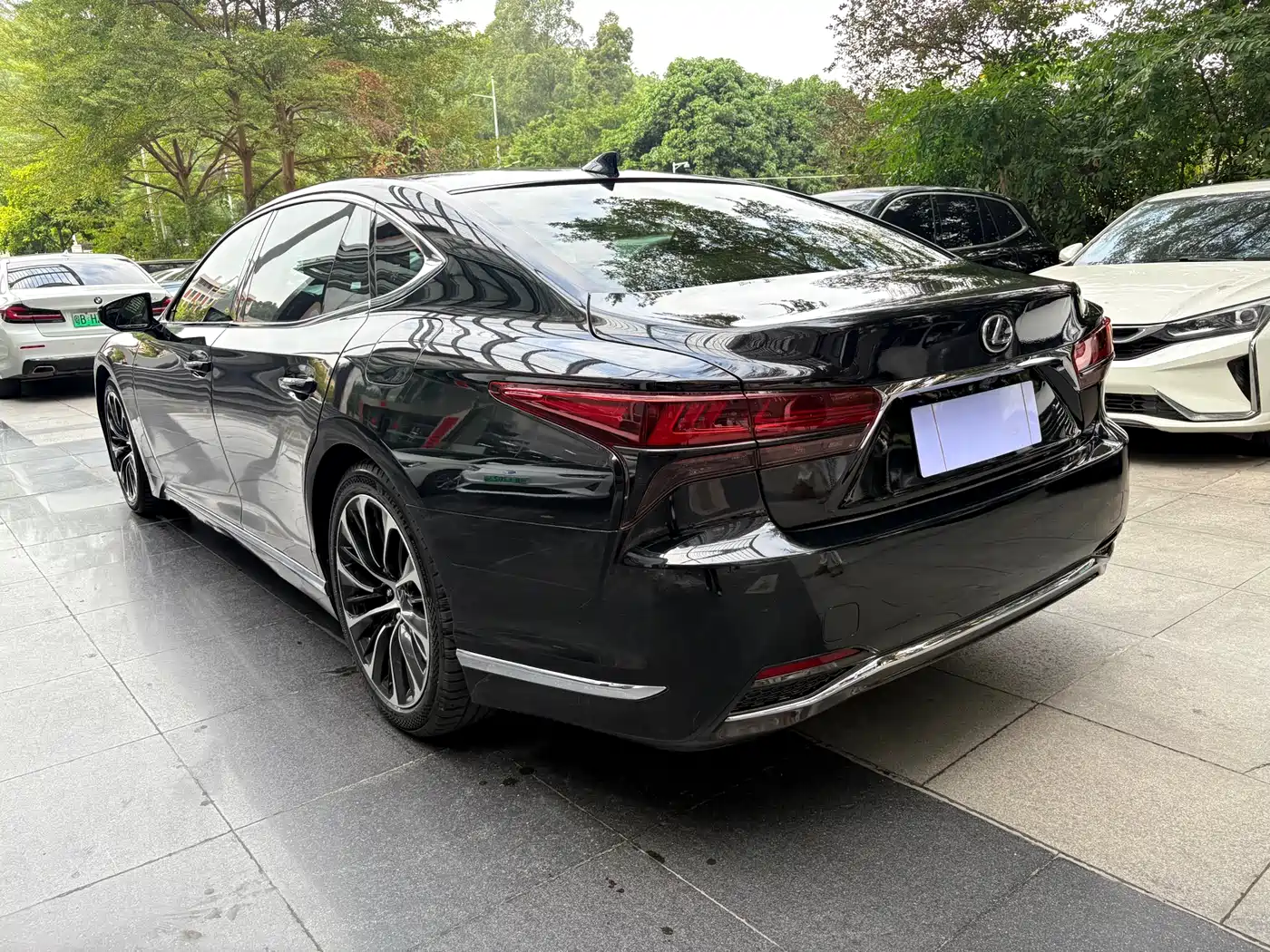Lexus LS 2021 500h Executive Edition фото 9