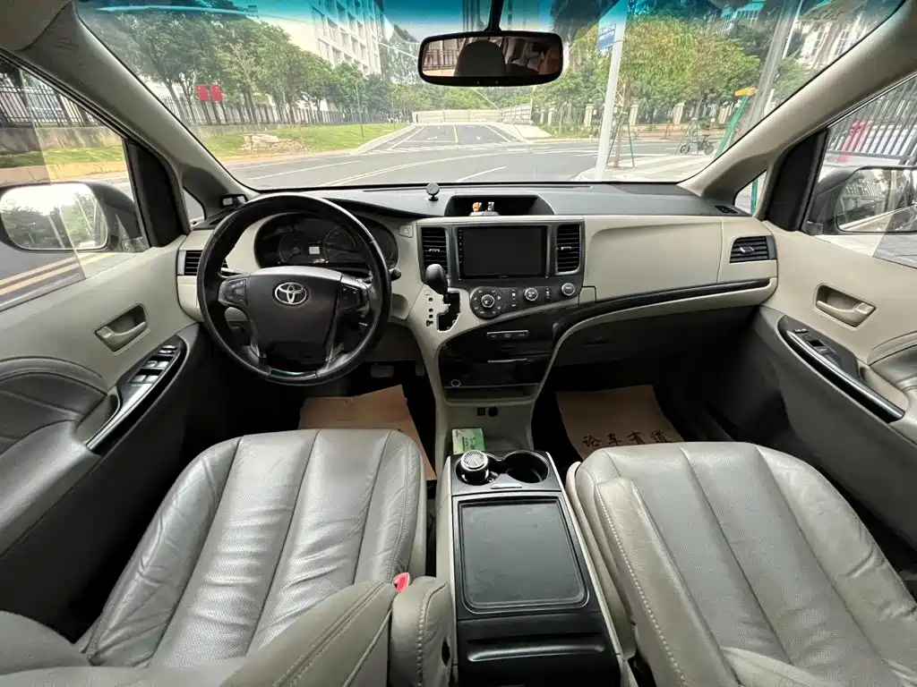 Photo 5 - Toyota Sienna