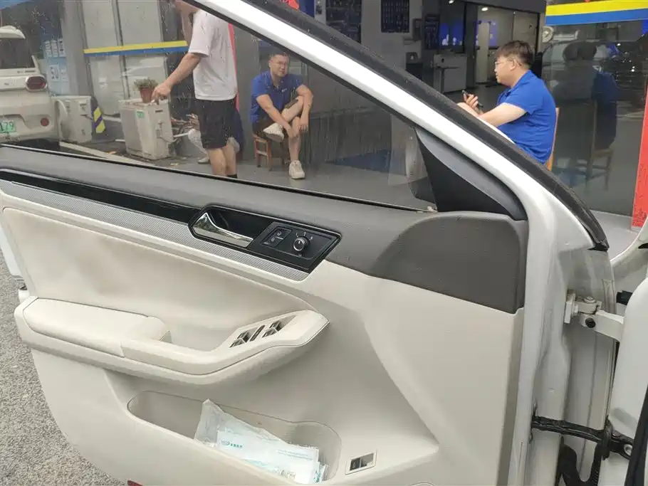 Volkswagen Sagitar 2015 1.6L Automatic Comfort фото 7