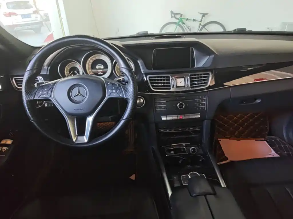 Фото 10 - Mercedes-Benz E-Class